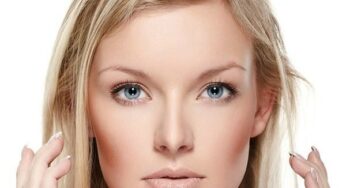 Come opacizzare la pelle lucida con il trucco