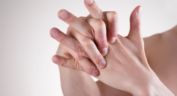 Scrocchiare le dita fa male? Ecco la risposta definitiva