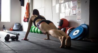 Come eseguire correttamente il plank e gli errori più comuni da evitare