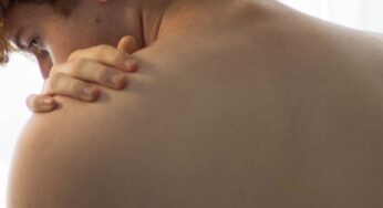 Dolore alla cervicale, i sintomi della cervicalgia da conoscere e gli esercizi da fare