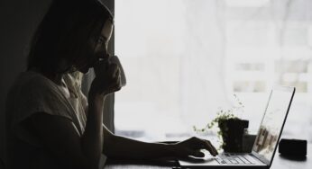 Qual è la postura corretta alla scrivania per chi studia o lavora