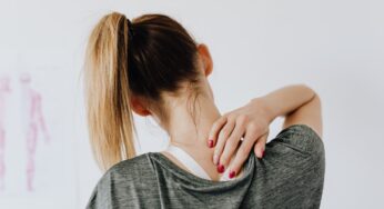 Dolore alla scapola destra, cosa può essere?