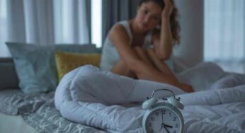 Insonnia, come combattere questa tortura già da tavola: i cibi da preferire a cena