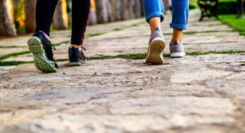 Spopola il power walking che mantiene giovane non solo il corpo ma anche il cervello: come si pratica