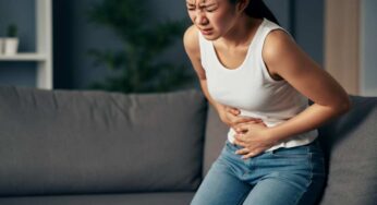 Mal di pancia e crampi, non solo ciclo: la salute del colon è fondamentale, rischi grosso