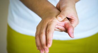 Dolore alla mano, non sottovalutarlo: attenzione a questi sintomi e quando preoccuparsi