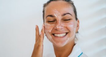Macchie sul viso? Ecco come deve essere la crema ideale: la tua pelle ritornerà a splendere