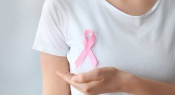 Come scoprire in anticipo il tumore al seno, ecco i sintomi iniziali da non ignorare: ti salvano la vita