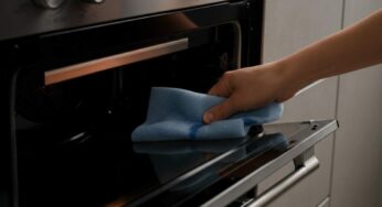 Forno, lo pulisci sempre così ma rischi di contaminare i cibi: solo questo metodo ti salva