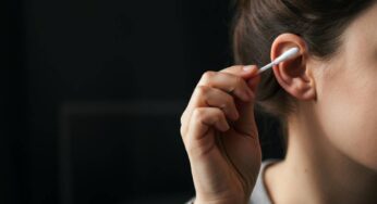 Pulizie orecchie, guai seri se usi questo strumento: rischi di perdere l’udito