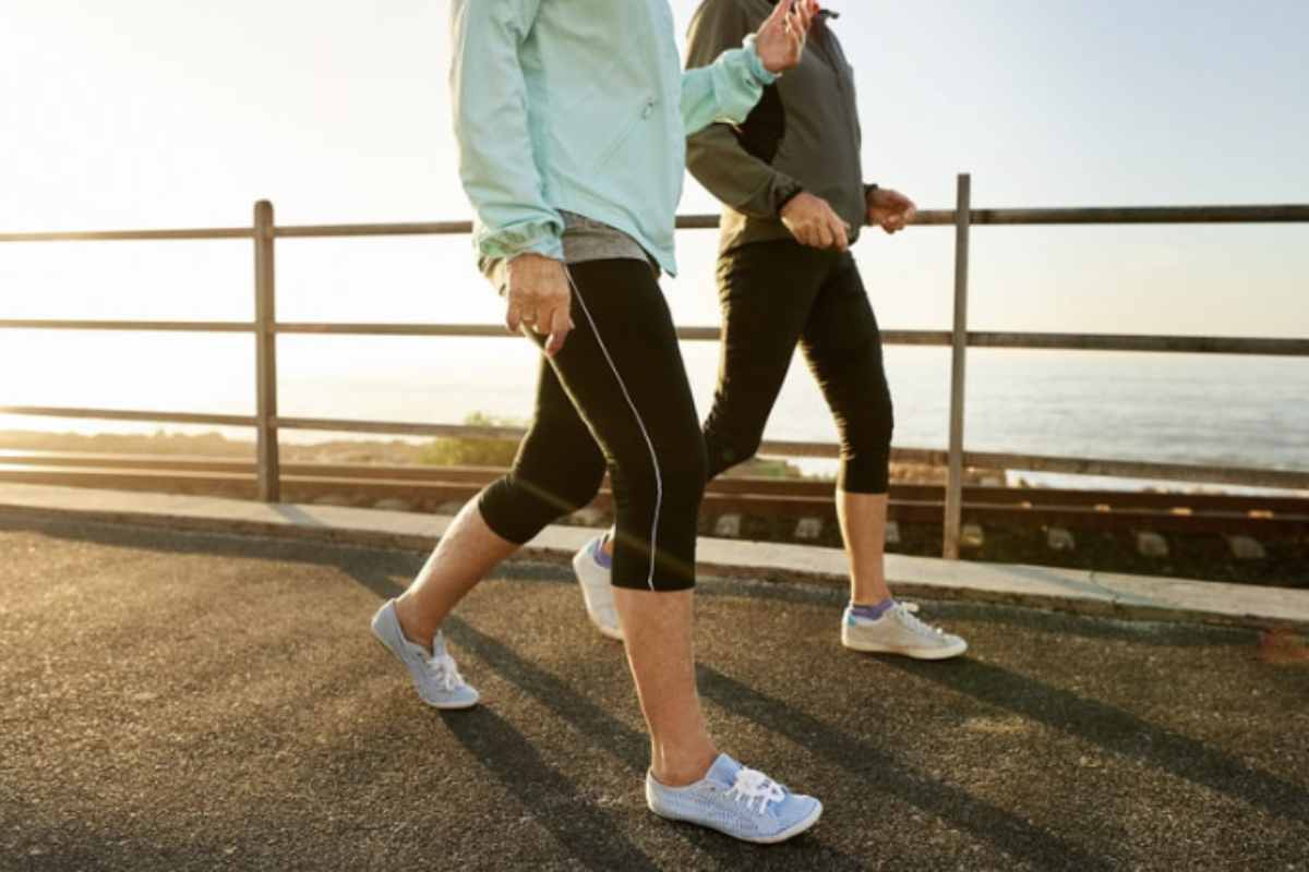 Studi recenti indicano con chiarezza che passeggiate di durata maggiore offrono benefici superiori al cuore rispetto a molte camminate brevi.